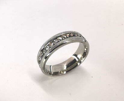 Edelstahl &ndash; Eleganter Ring mit 2 schmalen silbergestrahlten B&auml;ndern in der mittleren Strasssteinreihe.