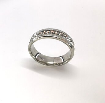 Edelstahl &ndash; Eleganter Ring mit 2 schmalen silbergestrahlten B&auml;ndern in der mittleren Strasssteinreihe.