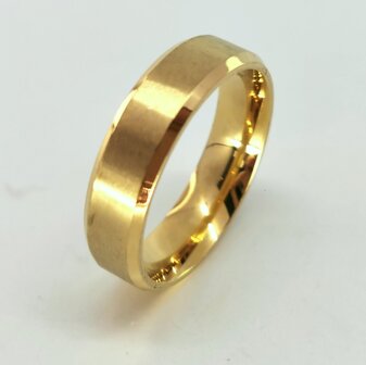 RVS goudkleurig ring maat 17 tm 23 zowel voor dames en heren. Doos 36 stuks
