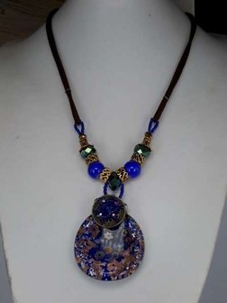 Bruine leren ketting: kralen en muranohanger: blauw/zilver Millefiori, goudkleurige schilfers