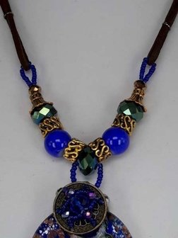 Bruine leren ketting: kralen en muranohanger: blauw/zilver Millefiori, goudkleurige schilfers