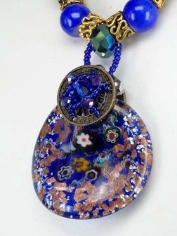 Bruine leren ketting: kralen en muranohanger: blauw/zilver Millefiori, goudkleurige schilfers