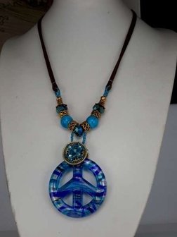 Bruine leren ketting: kralen en muranohanger: peace symbool in blauw, zilverkleur