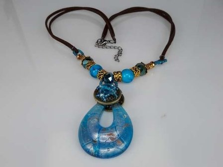 Bruine leren ketting: kralen en muranohanger: druppelvorm in zilver, lila &amp; blauw