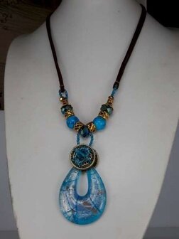 Bruine leren ketting: kralen en muranohanger: druppelvorm in zilver, lila &amp; blauw