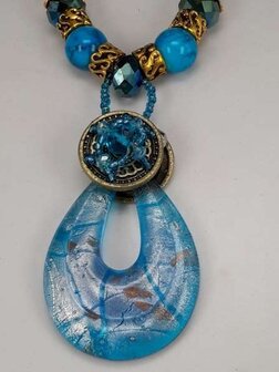 Bruine leren ketting: kralen en muranohanger: druppelvorm in zilver, lila &amp; blauw