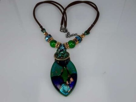 Bruine leren ketting: kralen en muranohanger: ovaal, blauwgroen, zilverschilfers