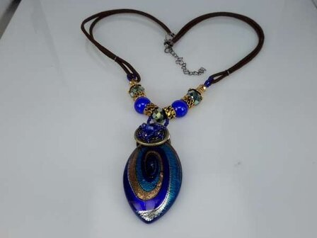 Bruine leren ketting: kralen en muranohanger: ovaal, blauwtinten