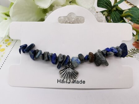 Handgeregen armband van echt Lapis Lazuli split en zilverkleurig shell bedel. L 17 cm elastiek, past altijd!!