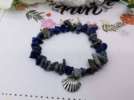 Handgeregen armband van echt Lapis Lazuli split en zilverkleurig shell bedel. L 17 cm elastiek, past altijd!!