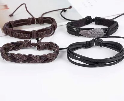 15 Set mit 4 trendigen Leder-, Perlen- und Seilarmb&auml;ndern.