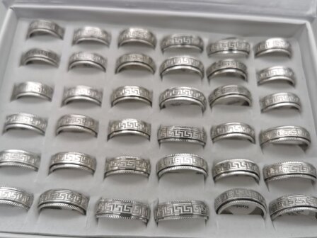 Silberfarbener Anti-Stress-Ring aus Edelstahl mit geb&uuml;rstetem silbernen griechischen Zeichen, Box 36 St&uuml;ck