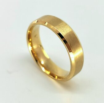 RVS goudkleurig ring maat 17 tm 23 zowel voor dames en heren. Doos 36 stuks