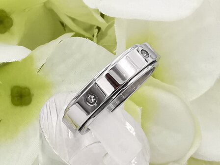 RVS zilverkleurig ring met rondom kristal.