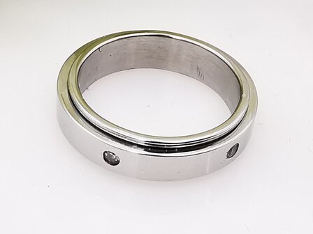 RVS zilverkleurig ring met rondom kristal.