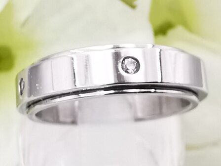 RVS zilverkleurig ring met rondom kristal.