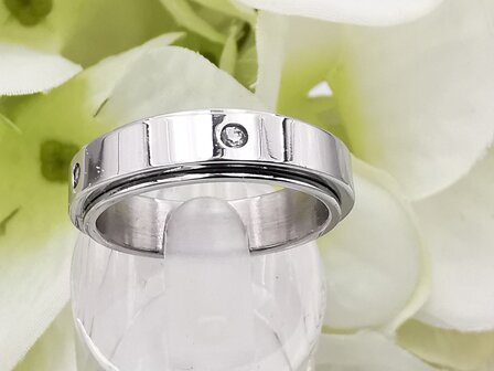 RVS zilverkleurig ring met rondom kristal.