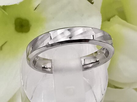 RVS zilverkleurig ring met schuine geborsteld streep.