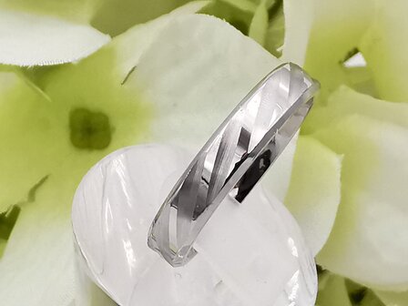 RVS zilverkleurig ring met schuine geborsteld streep.