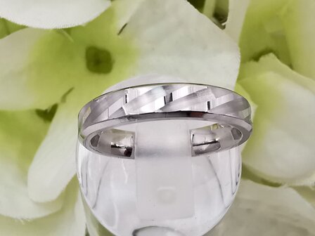 RVS zilverkleurig ring met schuine geborsteld streep.