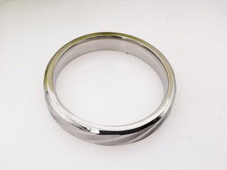 RVS zilverkleurig ring met schuine geborsteld streep.