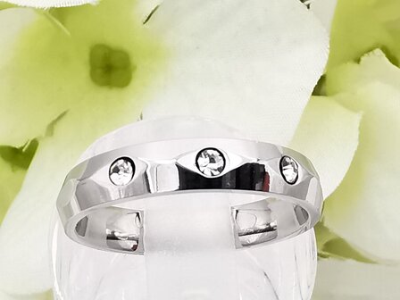 RVS zilverkleurig ring met 3 kristal.