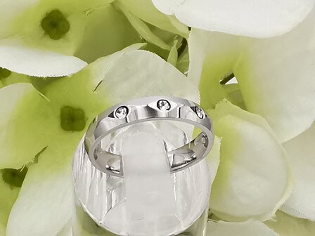 RVS zilverkleurig ring met 3 kristal.