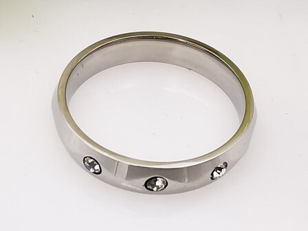 RVS zilverkleurig ring met 3 kristal.