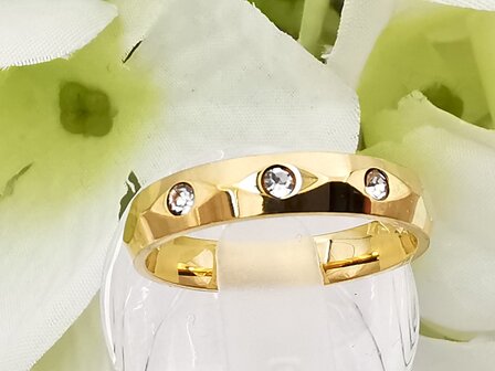 RVS goudkleurig ring met 3 kristal.