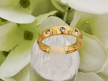 RVS goudkleurig ring met 3 kristal.