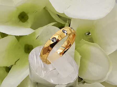 RVS goudkleurig ring met 3 kristal.