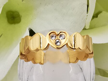 RVS goudkleurig ring met hartje en 3 zirkonia.