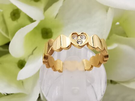 RVS goudkleurig ring met hartje en 3 zirkonia.
