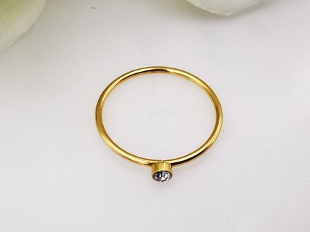 RVS goudkleurig minimalistische ring met zirkonia.