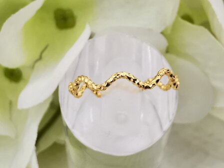 RVS goudkleurig minimalistische ring , golvend detail.