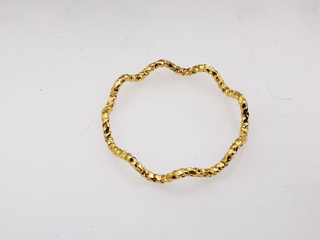 RVS goudkleurig minimalistische ring , golvend detail.