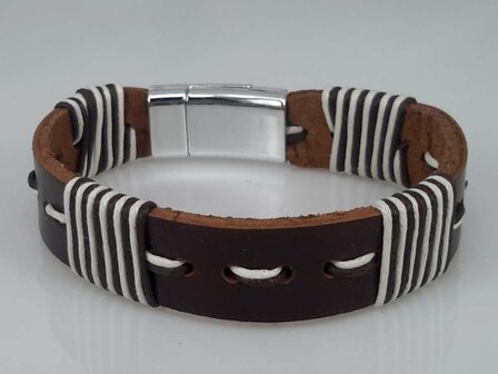 Leren Armband bruin, gestikt bruin-wit, 4 dwars draad, magneetsluiting