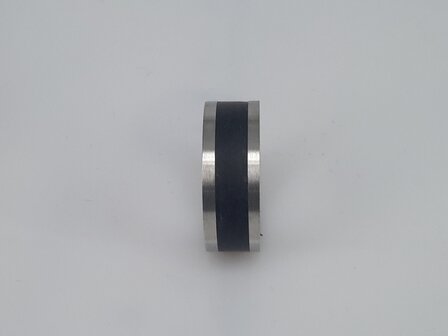 RVS robuuster ring zilver met zwarte mat in midden raakt men precies smaak van elke persoon.