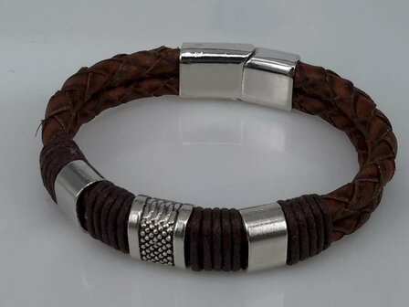 Lederen armband bruin, metalen accenten, insteeksluiting. verschillende Lengte verkrijgbaar.