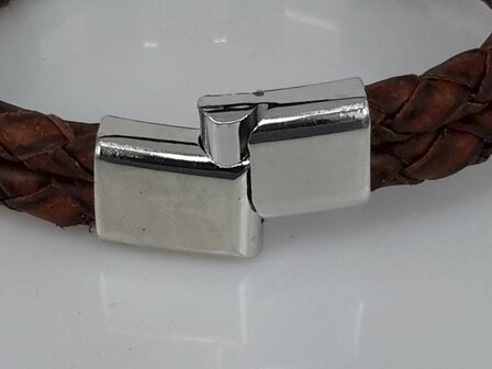 Lederen armband bruin, metalen accenten, insteeksluiting. verschillende Lengte verkrijgbaar.
