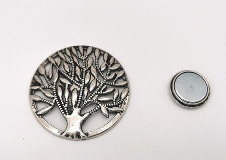 Magneet, broche, rond, Tree of life (levensboom) , zilverkleurig voor omslagdoek, sjaal en vest te sluiten.