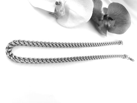 Collier zilverkleurig vierkant gourmet gevlochten. L 45 cm