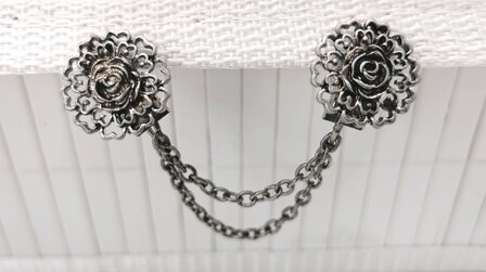 Clips met dubbel ketting, roos hartenblad, in antiek zilverkleur.