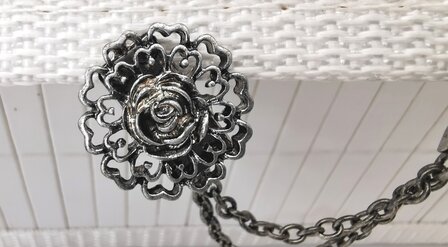 Clips met dubbel ketting, roos hartenblad, in antiek zilverkleur.