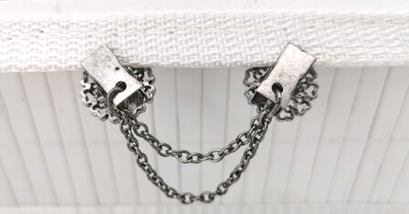 Clips met dubbel ketting, roos hartenblad, in antiek zilverkleur.