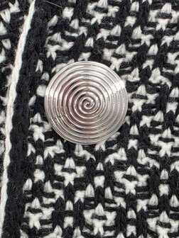 Magneet, broche, rond, levensspiraal, zilverkleurig voor omslagdoek, sjaal en vest te sluiten.