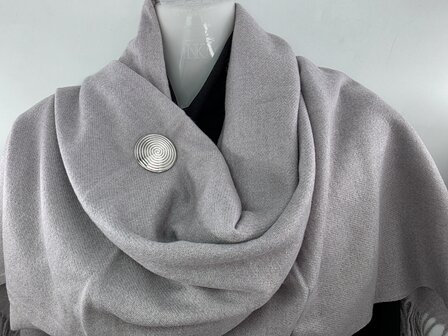 Magneet, broche, rond, levensspiraal, zilverkleurig voor omslagdoek, sjaal en vest te sluiten.