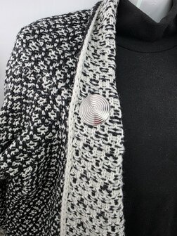 Magneet, broche, rond, levensspiraal, zilverkleurig voor omslagdoek, sjaal en vest te sluiten.