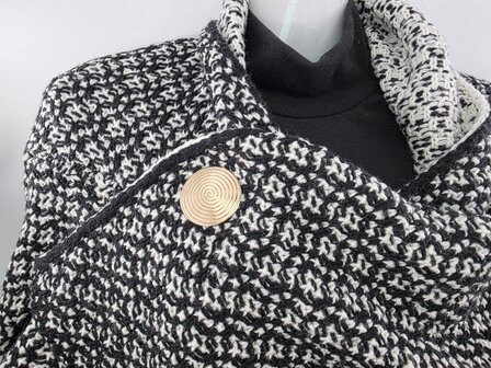 Magneet, broche, rond, levensspiraal, goudkleurig voor omslagdoek, sjaal en vest te sluiten.