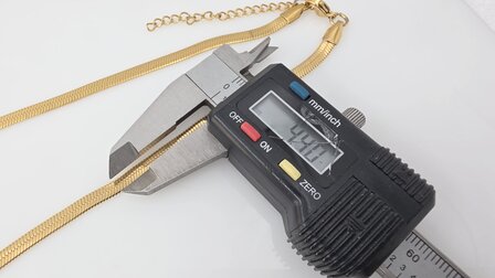 Flache Choker-Halskette aus Edelstahl, goldfarben, L 43 + 5 cm, B 4 mm